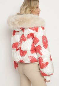 Born2be - Beżowo-Czerwona Pikowana Kurtka o Krótkim Kroju z Kapturem i Odpinanym Futerkiem Enarisel. Okazja: na co dzień. Typ kołnierza: kaptur. Kolor: beżowy. Materiał: futro. Długość: krótkie. Styl: casual, elegancki #5