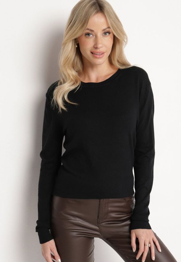 Born2be - Czarny Sweter o Prostym Kroju z Bawełną Savandelle. Okazja: na co dzień. Kolor: czarny. Materiał: bawełna. Styl: elegancki, casual