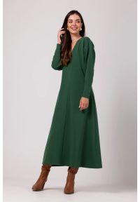 Sukienki.shop - Długa sukienka dzianinowa z dekoltem V kimonowa zielona. Kolor: zielony. Materiał: dzianina. Sezon: zima, jesień. Typ sukienki: sportowe, proste. Styl: sportowy. Długość: maxi #2