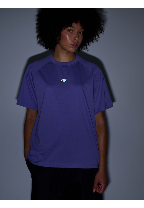 4f - 4F T-shirt oversize z nadrukiem damski - fioletowy M. Okazja: na co dzień. Kolor: fioletowy. Materiał: dzianina, bawełna, jersey. Długość rękawa: raglanowy rękaw. Wzór: nadruk. Styl: klasyczny, sportowy, casual