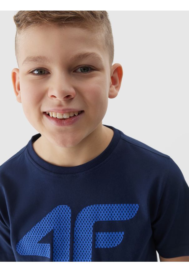 4f - 4F T-shirt z nadrukiem chłopięcy - granatowy 122 (6-7 lat). Okazja: na co dzień. Kolor: niebieski. Materiał: bawełna, jersey, dzianina. Długość rękawa: krótki rękaw. Długość: krótkie. Wzór: nadruk. Sezon: lato. Styl: sportowy, casual