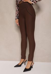 Renee - Brązowe Dopasowane Spodnie High Waist z Gumką w Talii Rivbia. Okazja: na co dzień. Stan: podwyższony. Kolor: brązowy. Styl: klasyczny, elegancki, casual #3