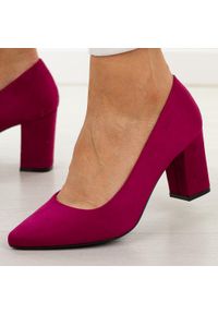 Fuksja czółenka damskie na słupku Sergio Leone Pb414. Okazja: na co dzień, na spotkanie biznesowe. Kolor: różowy. Materiał: zamsz. Szerokość cholewki: normalna. Sezon: wiosna, jesień. Obcas: na słupku. Styl: biznesowy, elegancki, casual, klasyczny, wizytowy. Wysokość obcasa: średni #1