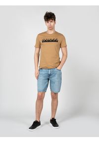 Guess T-Shirt "Lumy" | X2RI07KAK91 | Mężczyzna | Beżowy. Okazja: na co dzień. Kolor: beżowy. Materiał: bawełna. Wzór: nadruk. Styl: klasyczny, casual, elegancki