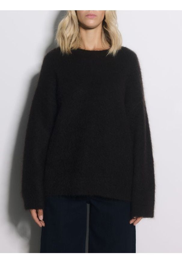 Reserved - Sweter z moherem - ciemnobrązowy. Kolor: brązowy. Materiał: moher