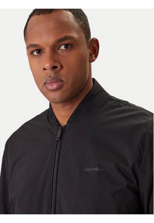 Calvin Klein Kurtka bomber Ls Matte LV040FM512 Czarny Regular Fit. Kolor: czarny. Materiał: syntetyk
