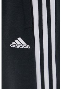 Adidas - adidas spodnie damskie kolor czarny z aplikacją. Stan: podwyższony. Kolor: czarny. Materiał: dzianina, materiał, bawełna. Wzór: aplikacja