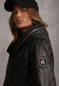 Renee - Czarna Pikowana Kurtka z Nieodpinanym Kapturem z Ozdobną Naszywką Chloreris. Okazja: na co dzień. Kolor: czarny. Materiał: poliester, jeans. Wzór: aplikacja. Sezon: wiosna. Styl: casual #4