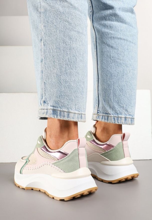 Renee - Beżowo-Zielone Sneakersy Ozdobione Metalicznym Zdobieniem Worsemi. Okazja: na co dzień. Kolor: beżowy. Materiał: jeans. Wzór: aplikacja