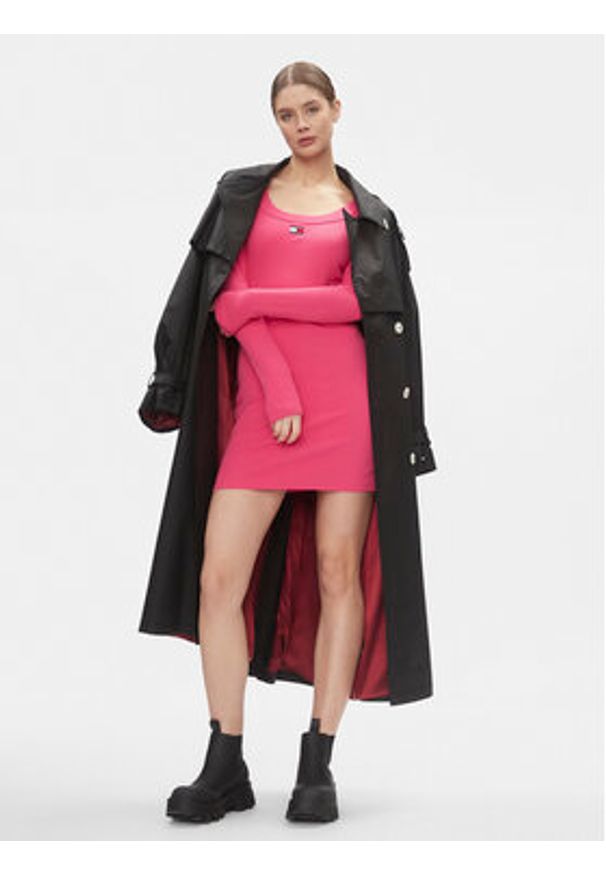 Tommy Jeans Sukienka dzianinowa Tjw Badge Rib Bodycon Ls DW0DW17424 Różowy Slim Fit. Kolor: różowy. Materiał: bawełna. Typ sukienki: bodycon