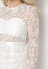 Born2be - Biała Maxi Sukienka Rozkloszowana z Koronkową Górą i Tiulowymi Falbankami Firina. Typ kołnierza: kołnierz z falbankami. Kolor: biały. Materiał: tiul, koronka. Długość: maxi #6