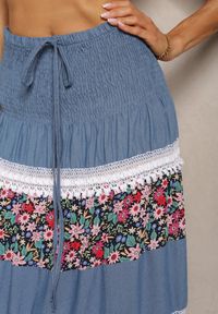 Renee - Biało-Niebieska Bawełniana Spódnica High Waist z Gumką w Talii i Ozdobną Koronką Tesaquin. Stan: podwyższony. Kolor: biały. Materiał: bawełna, koronka. Wzór: koronka. Sezon: lato #5