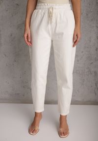 Renee - Białe Bawełniane Jeansy Typu Mom Fit High Waist Ściągane w Pasie Sznurkiem Winlenne. Okazja: na co dzień. Stan: podwyższony. Kolor: biały. Styl: klasyczny, casual #4