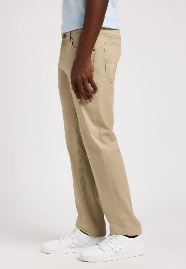 Lee - MESKIE SPODNIE MATERIALOWE LEE DAREN ZIP FLY KANSAS CITY KHAKI 112349219. Kolor: brązowy
