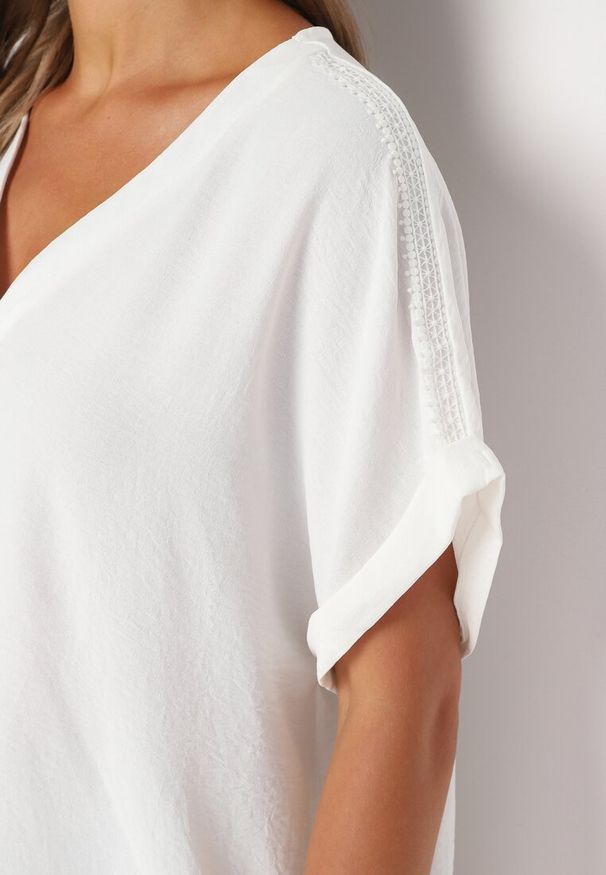 Born2be - Biała Bluzka z Dodatkiem Wiskozy z Ażurowymi Wstawkami i Guzikami przy Dekolcie Wimari. Okazja: na co dzień. Kolor: biały. Materiał: wiskoza. Wzór: ażurowy. Styl: klasyczny, casual, elegancki