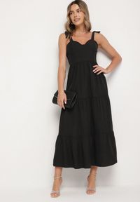 Born2be - Czarna Rozkloszowana Sukienka z Wiskozą Ozdobiona Wiązaniem na Ramiączkach Meravessa. Okazja: na spacer. Kolor: czarny. Materiał: wiskoza. Długość rękawa: na ramiączkach. Wzór: aplikacja #3