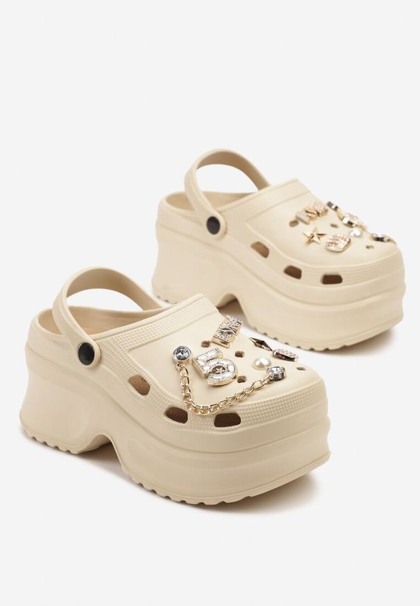 Born2be - Beżowe Klapki na Grubej Podeszwie z Ozdobami i Cyrkoniami Ulindoria. Okazja: na co dzień, na spacer. Kolor: beżowy. Materiał: jeans. Wzór: aplikacja. Sezon: lato. Styl: casual, elegancki