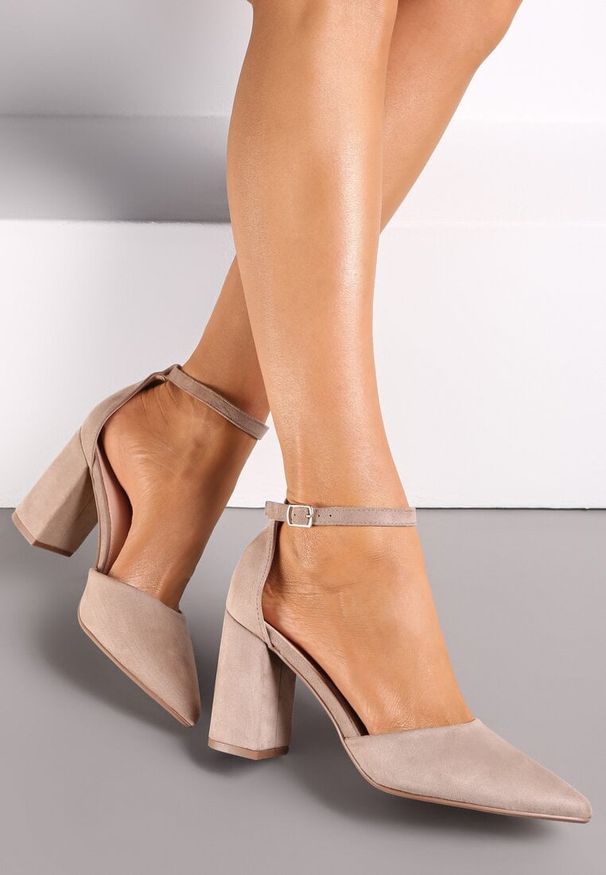 Born2be - Ciemnobeżowe Czółenka na Słupkowym Obcasie ze Sprzączką Alexus. Okazja: na co dzień, na imprezę. Zapięcie: sprzączka. Kolor: beżowy. Materiał: jeans. Obcas: na obcasie. Styl: wizytowy, klasyczny, casual, elegancki. Wysokość obcasa: średni