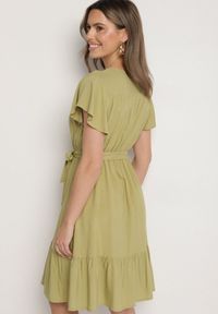 Born2be - Zielona Wiskozowa Sukienka z Kopertowym Dekoltem i Paskiem Aurenelle. Okazja: na co dzień. Typ kołnierza: dekolt kopertowy. Kolor: zielony. Materiał: wiskoza. Długość rękawa: krótki rękaw. Sezon: wiosna, lato. Typ sukienki: kopertowe. Styl: casual #3