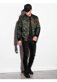 Ombre Clothing - Kurtka męska ocieplana bomberka z naszywkami - zielone moro C357 - XXL. Kolor: zielony. Materiał: nylon, poliester. Wzór: moro, aplikacja. Styl: militarny