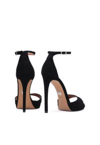 Kazar - Eleganckie czarne sandały na platformie i wysokiej szpilce. Kolor: czarny. Materiał: zamsz. Obcas: na platformie. Styl: elegancki. Wysokość obcasa: wysoki #4