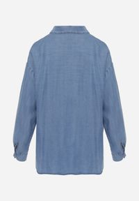 Born2be - Niebieska Koszula Jeansowa z Bawełną Ozdobiona Kieszonką Koreti. Okazja: na co dzień. Kolor: niebieski. Materiał: jeans, bawełna. Wzór: aplikacja. Styl: casual, klasyczny, elegancki #8