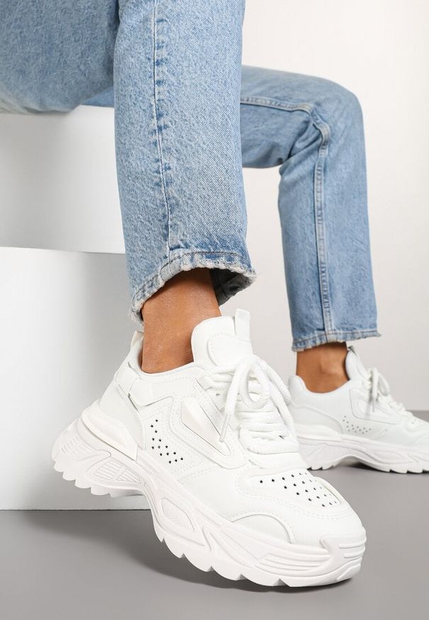 Renee - Białe Sneakersy w Streetwearowym Stylu na Tłoczonej Podeszwie Nelasea. Okazja: na co dzień. Zapięcie: sznurówki. Kolor: biały. Materiał: jeans, skóra. Obcas: na platformie