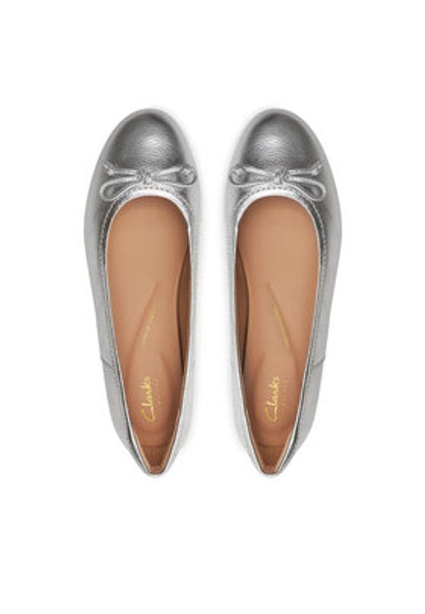 Clarks Baleriny Fawna Lily 26176380 Srebrny. Kolor: srebrny. Materiał: skóra