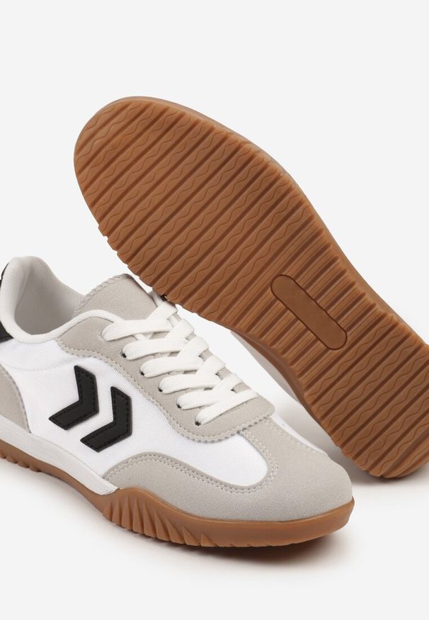 Renee - Biało-Czarne Sneakersy Typu Kultowe Tenisówki Zdobione Przeszyciami Mepenna. Okazja: na randkę. Kolor: biały. Materiał: jeans. Wzór: aplikacja