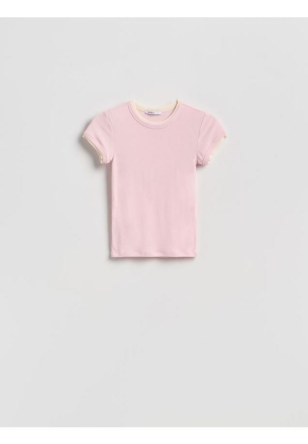 Reserved - T-shirt z kontrastową wstawką - pastelowy róż. Kolor: różowy. Materiał: dzianina, wiskoza