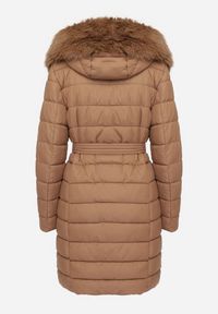 Born2be - Brązowa Kurtka Pikowana z Futerkiem Przy Kapturze i Paskiem w Talii Dorinka. Okazja: na co dzień. Kolor: brązowy. Materiał: futro. Długość rękawa: długi rękaw. Długość: długie. Styl: casual, elegancki #4