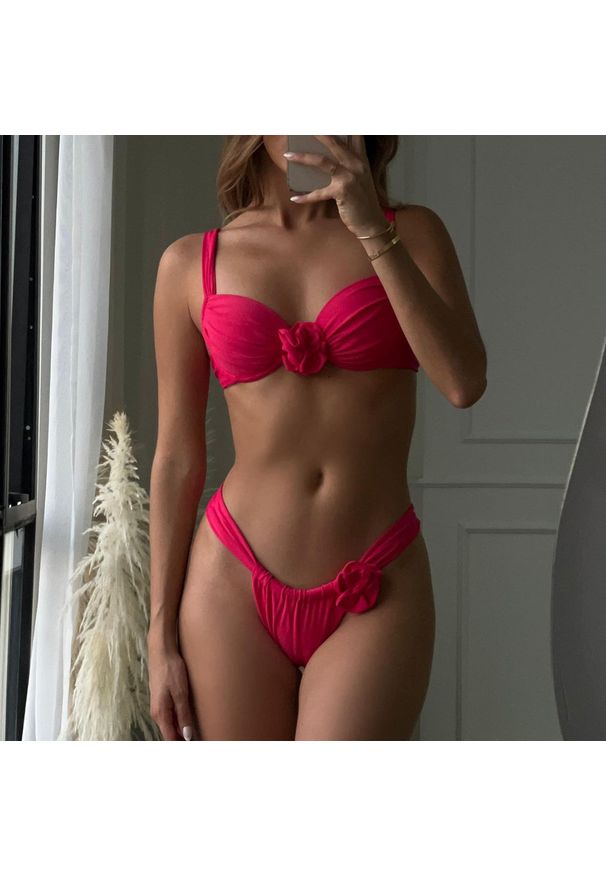 Intica - Bikini damskie z kwiatami 3D na lato Mui. Kolor: czerwony. Materiał: materiał. Wzór: kwiaty