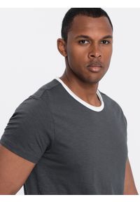 Ombre Clothing - Męski t-shirt z surowym wykończeniem – grafitowy V7 - Rozmiar: XL. Okazja: na co dzień. Kolor: szary. Materiał: skóra, materiał, bawełna. Wzór: aplikacja. Styl: casual #1