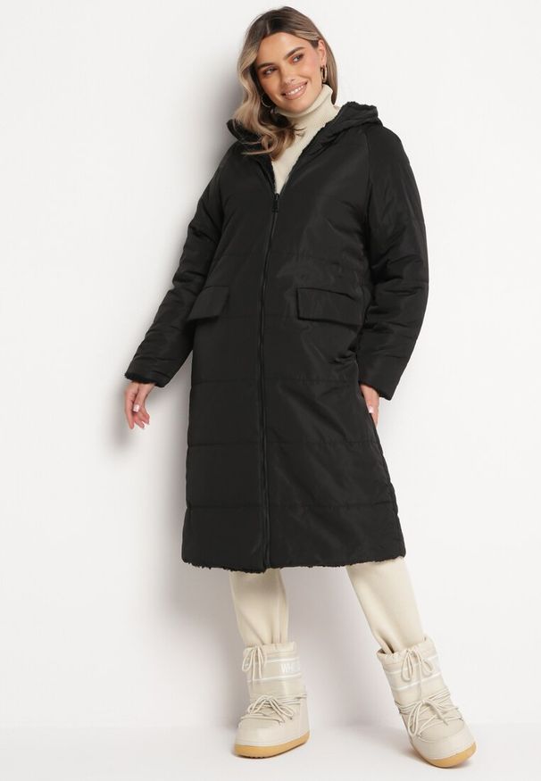 Born2be - Czarna Dwustronna Kurtka Płaszcz z Kapturem Eldorra. Typ kołnierza: kaptur. Kolor: czarny. Materiał: futro