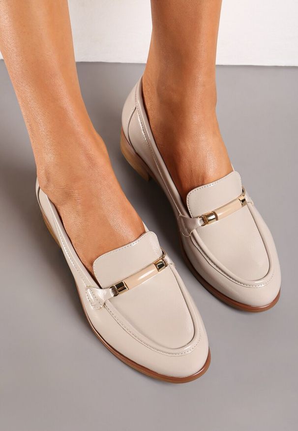 Born2be - Beżowe Lakierowane Mokasyny Loafersy z Minimalistyczną Klamrą i Skórzaną Wkładką Sathoma. Nosek buta: otwarty. Zapięcie: klamry. Kolor: beżowy. Materiał: lakier, skóra. Obcas: na obcasie. Styl: klasyczny. Wysokość obcasa: niski