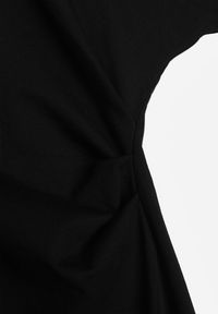 Renee - Czarna Rozkloszowana Sukienka Zdobiona Drapowaniem w Talii i Rozcięciem Uziola. Okazja: na co dzień. Kolor: czarny. Wzór: aplikacja. Typ sukienki: proste. Styl: casual #6