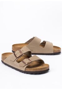 Birkenstock - Klapki damskie BIRKENSTOCK ARIZONA LEOI. Okazja: na co dzień, do pracy, na spacer. Kolor: brązowy. Styl: casual