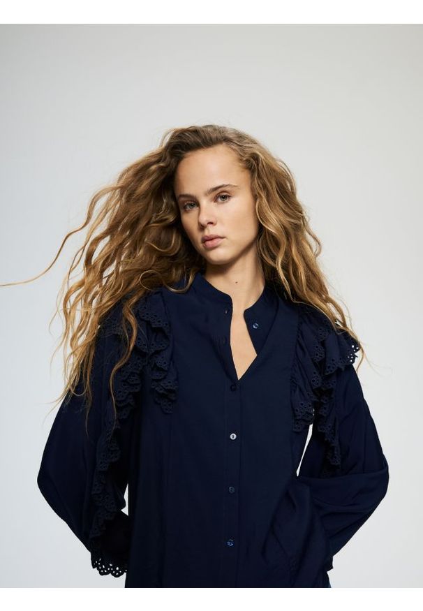 Reserved - Koszula z falbanami - granatowy. Kolor: niebieski. Materiał: tkanina, wiskoza