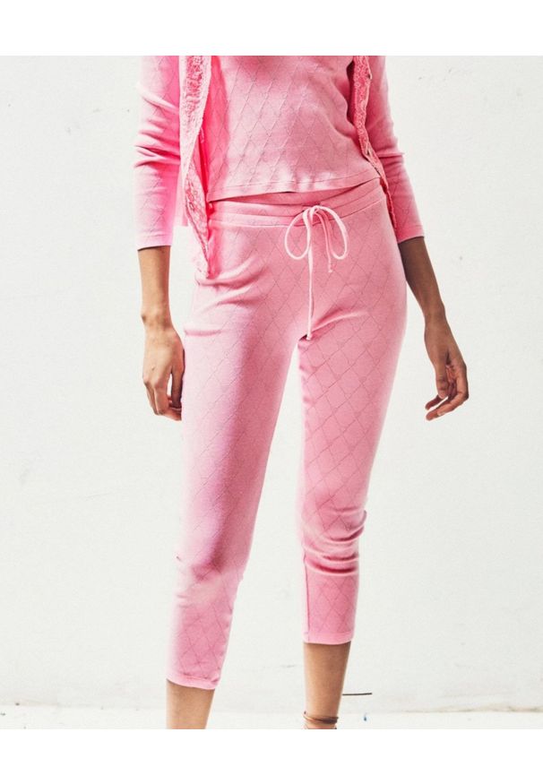 LOVE SHACK FANCY - Różowe spodnie Laine Slim. Kolor: różowy, wielokolorowy, fioletowy. Materiał: bawełna, dzianina. Wzór: ażurowy