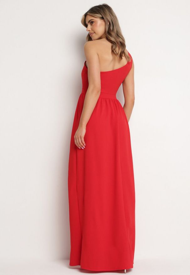 Born2be - Czerwona Elegancka Rozkloszowana Sukienka na Jedno Ramię Wistlia. Okazja: na imprezę. Kolor: czerwony. Typ sukienki: asymetryczne, rozkloszowane. Styl: elegancki