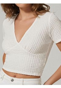 Sinsay - Crop top z ozdobnymi marszczeniami - kremowy. Kolor: kremowy