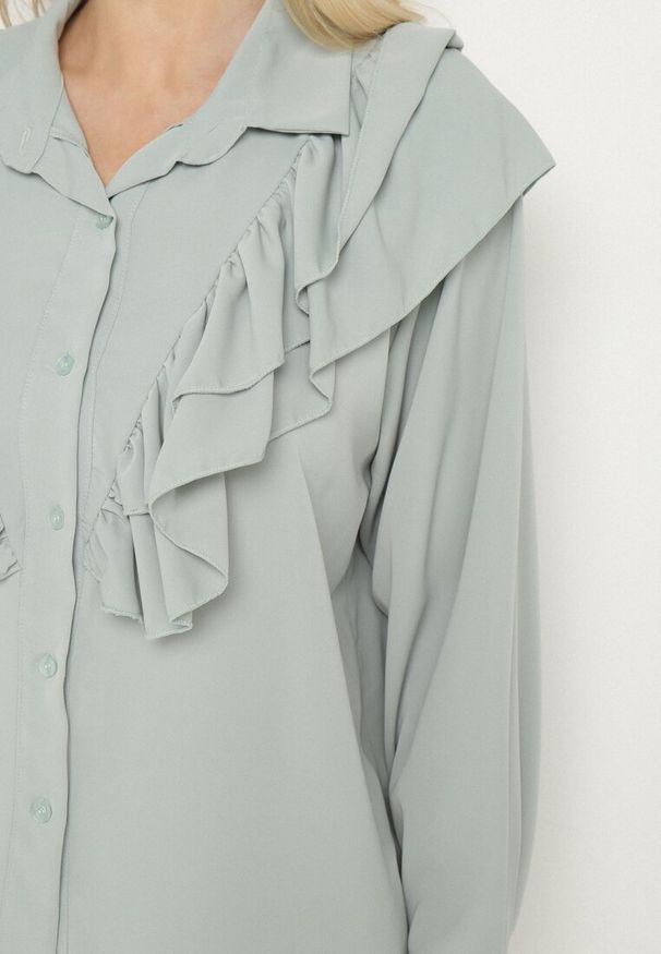Born2be - Jasnozielona Koszula z Ozdobną Falbaną Cornelea. Okazja: na co dzień. Kolor: zielony. Materiał: jeans. Styl: klasyczny, elegancki, casual