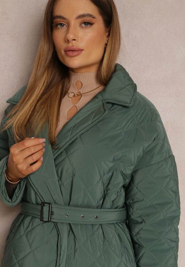 Renee - Ciemnozielona Kurtka za Kolano z Paskiem Pikowana Oversize Ugduca. Kolor: zielony. Materiał: materiał. Długość rękawa: długi rękaw. Długość: długie. Sezon: wiosna, jesień. Styl: klasyczny