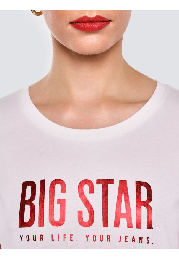 Big-Star - Koszulka damska z logo BIG STAR biała Betta 100. Okazja: na co dzień. Kolor: biały. Materiał: dzianina, jeans. Wzór: nadruk, aplikacja. Styl: elegancki, casual, klasyczny