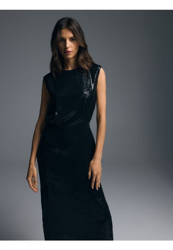 Reserved - Sukienka midi z cekinami - czarny. Kolor: czarny. Materiał: tkanina. Typ sukienki: proste. Długość: midi