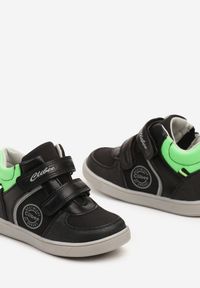 Born2be - Czarno-Zielone Botki Clibee ze Skórzaną Wkładką Ozdobione Aplikacją z Napisem Zinalisa. Okazja: na uczelnię, na co dzień. Zapięcie: rzepy. Kolor: czarny. Materiał: skóra. Wzór: aplikacja, napisy. Styl: młodzieżowy, casual, elegancki #3