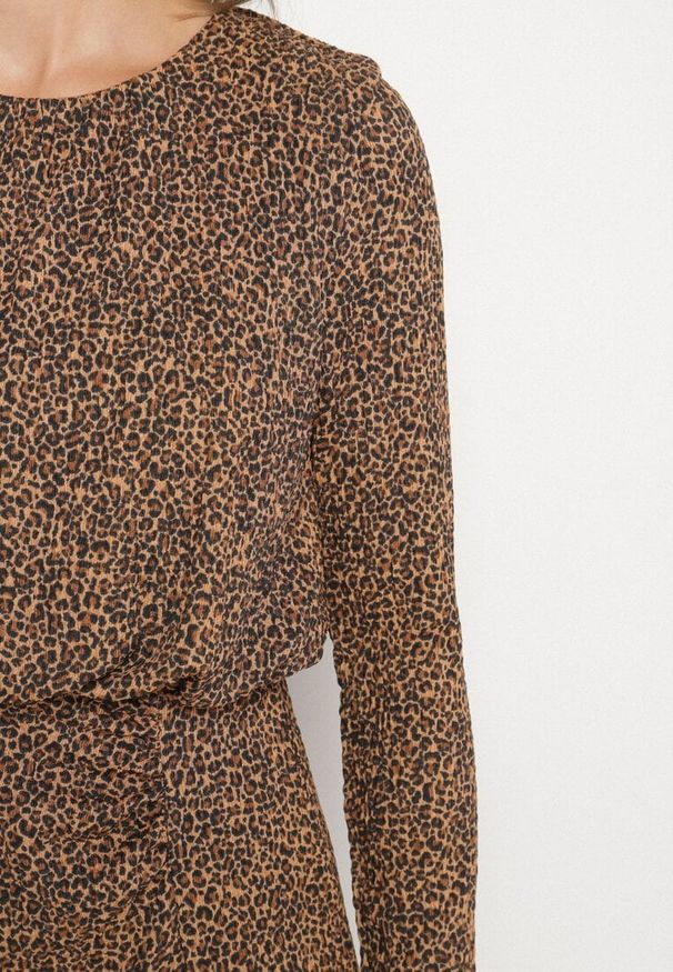 Born2be - Panterkowa Sukienka z Gumką w Pasie i Ołówkowym Dołem z Rozcięciem Zenita. Okazja: na co dzień. Materiał: jeans. Długość rękawa: długi rękaw. Typ sukienki: ołówkowe. Styl: casual, elegancki