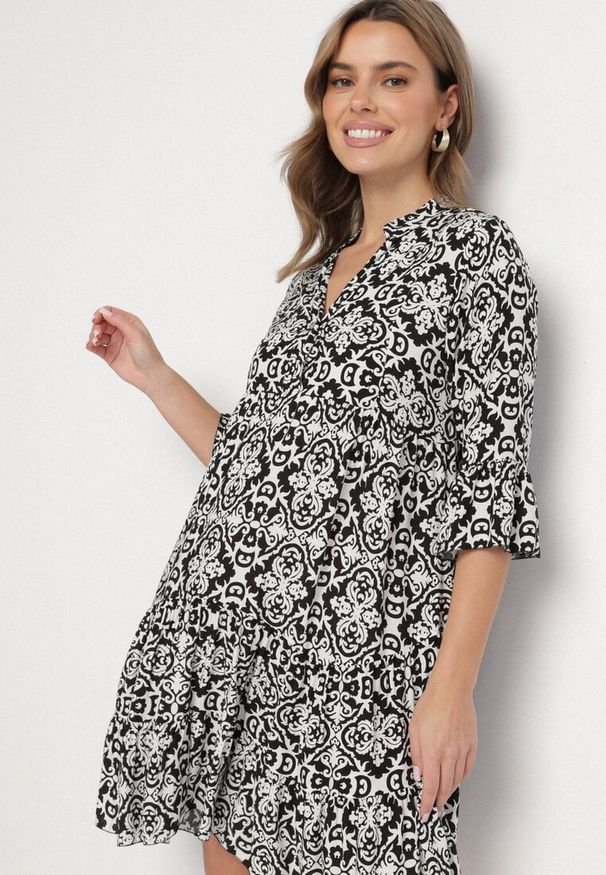 Born2be - Czarna Bawełniana Sukienka Rozkloszowana z Falbanką w Ornamentalny Wzór Laneloren. Kolor: czarny. Materiał: bawełna