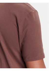 Wrangler T-Shirt Sign Off 112371484 Brązowy Regular Fit. Kolor: brązowy. Materiał: bawełna