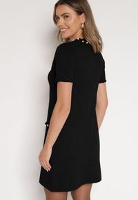 Born2be - Czarna Trapezowa Sukienka Sweterkowa Ozdobiona Perełkami Eletusa. Okazja: na co dzień. Kolor: czarny. Wzór: aplikacja. Typ sukienki: trapezowe. Styl: elegancki, casual. Długość: midi #2